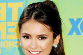 明星榜样：Nina Dobrev

　　年轻感活力 露额头高扎马尾

　　对于像Nina Dobrev一样富有青春活力的你，不妨在这个秋冬也采用露出额头的高扎马尾来展现年轻的魅力吧！高扎马尾让长发变得干练清新，刘海部分可以采用如图先中分然后绕过耳侧向后收起的样式，也可以直接向后覆盖头顶汇入马尾。 