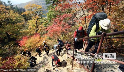 韩国雪岳山红叶满山吸引登山游客