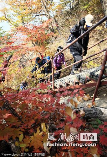 韩国雪岳山红叶满山吸引登山游客