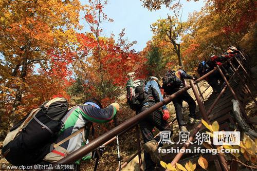 韩国雪岳山红叶满山吸引登山游客