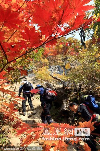 韩国雪岳山红叶满山吸引登山游客