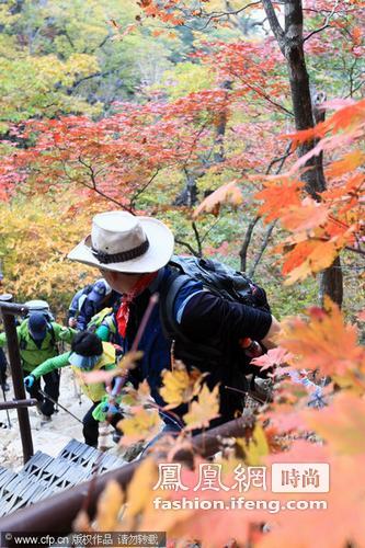 韩国雪岳山红叶满山吸引登山游客