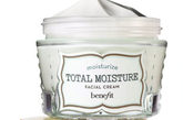 贝玲妃深层保湿霜
380元/48.2ml 
Total Moisture Facial Cream深层保湿霜蕴含Benefit独家tri-radiance complex<三重焕采复合成分>，能迅速吸收，彻底滋润肌肤。该复合物具有瞬间保湿功效，能保持肌肤表层的水分。肌肤天然锁水屏障获得进一步强化，帮助肌肤储存水分，长效保湿。所含的芒果脂是一种公认的天然植物柔肤剂，具有极佳保湿效果。在消费者测试中，受试者感觉皮肤于瞬间变得柔润。每天使用，肌肤明显焕发年轻灿烂光泽。中性及干性肌肤适用。
