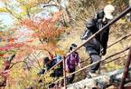 韩国雪岳山红叶满山吸引登山游客