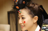 图为韩国女星金喜善在婚礼上身穿传统服饰，向亲友行礼。在日常街头身穿传统服饰的女性越来越少，而韩国的时髦服饰成为中国、日本争相追捧的对象。