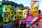 巴西里约臭名昭著的贫民窟变身多彩艺术品