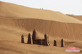 新疆维吾尔自治区鄯善县内中国最大的沙漠公园——沙山公园国庆期间迎来众多中外游客。鄯善县位于吐鲁番盆地东部，是古代丝绸之路上的重要驿站，曾以孕育和延续了灿烂的古楼兰文明而驰名中外。