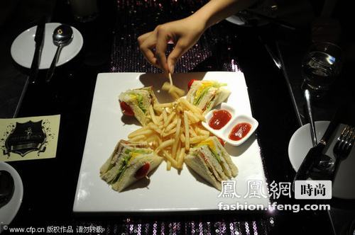 昆明现首家“女仆餐厅”生意火爆