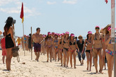 在澳大利亚黄金海岸的冲浪者天堂，一项堪称最养眼的新吉尼斯世界纪录近日诞生，这就是世界最长比基尼女郎游行队伍。经统计，共有357名比基尼女郎排成一队，走过了整整一英里（约1609米）远的路线。这是一场空前盛大的比基尼女郎沙滩游行，众多身着比基尼的妙龄女郎行走在沙滩上，绝对是一道无比养眼的靓丽风景。
