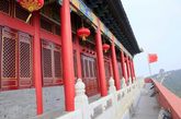 图为10月10日，江苏华西村山寨版的天安门城楼。