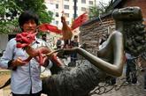 北京青年798艺术区展示头发丝作品 “龙凤2012”。为了迎接龙年的到来，黄鑫用12斤碎头发，耗时4个月创作了两条龙和一只凤凰。4年多的碎头发丝雕塑艺术创作至今，其很多作品受到国内外的关注。
