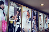 图为长沙的女仆餐厅外墙宣传画