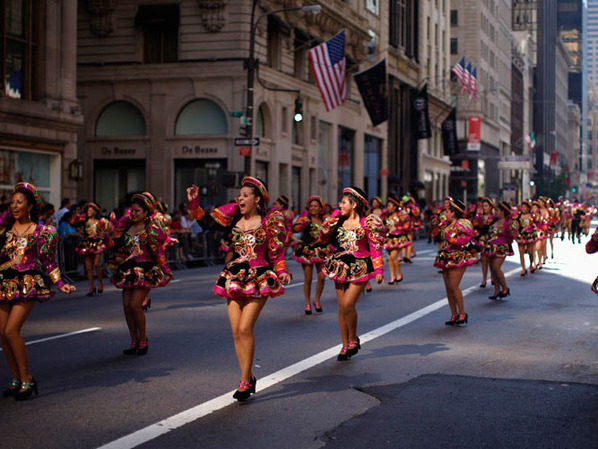 美国举办“西班牙日”游行 西班牙女郎穿大胆出位服装街头走秀