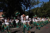 2011年10月9日，在美国纽约，人们身着盛装参加一年一度的“西班牙日”大游行。这个西班牙人在异国他乡为自己的庆祝，成为了服装表演的狂欢。美丽的西班牙女郎穿着大胆出位的衣服，欢快的走向街头。