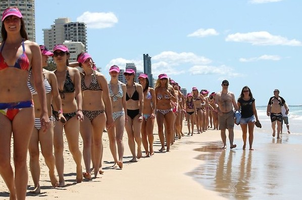 比基尼女郎点“靓”澳大利亚黄金海岸 
