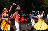 2011年10月9日，在美国纽约，人们身着盛装参加一年一度的“西班牙日”大游行。这个西班牙人在异国他乡为自己的庆祝，成为了服装表演的狂欢。美丽的西班牙女郎穿着大胆出位的衣服，欢快的走向街头。
