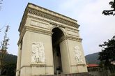 图为10月10日，江苏华西村山寨版的法国凯旋门。