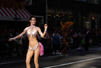 美国举办“西班牙日”游行 西班牙女郎穿大胆出位服装街头走秀