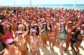 在澳大利亚黄金海岸的冲浪者天堂，一项堪称最养眼的新吉尼斯世界纪录近日诞生，这就是世界最长比基尼女郎游行队伍。经统计，共有357名比基尼女郎排成一队，走过了整整一英里（约1609米）远的路线。这是一场空前盛大的比基尼女郎沙滩游行，众多身着比基尼的妙龄女郎行走在沙滩上，绝对是一道无比养眼的靓丽风景。
