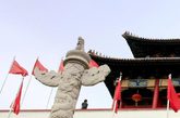 图为10月10日，江苏华西村山寨版的天安门城楼。