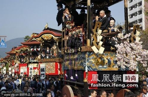 日本大津祭节 市民拉动彩车场面火爆