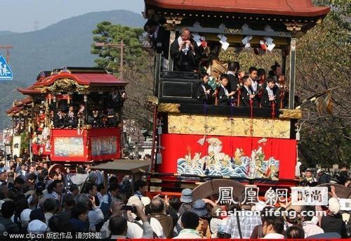 日本大津祭节 市民拉动彩车场面火爆