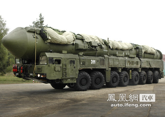 俄罗斯重型洲际导弹车外出拉练