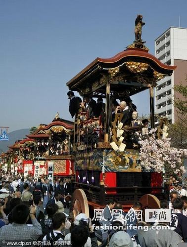 日本大津祭节 市民拉动彩车场面火爆