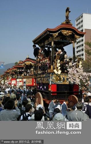 日本大津祭节 市民拉动彩车场面火爆