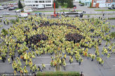 2011年10月9日拉脱维亚上千试图拼出世界最大笑脸从而创造吉尼斯世界纪录，同时也为了庆祝世界微笑日。