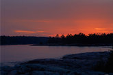 涵盖不同地貌: 离乔治湖湾(North of Georgian Bay)是红色的岩石(我们华人又称其为'红石公园'), 