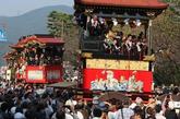 日本大津祭节，市民拉动彩车场面火爆。如果你到这里旅游参观，绝对可以感受其中的震撼。