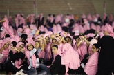 沙特吉达，5000多名妇女在家中男性陪伴下头戴粉红色头巾，组成“粉红丝带”人链，呼吁全社会对乳腺癌的关注。