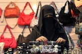 一名妇女在第十二届“艾卜哈文化节”上整理珠宝首饰。