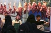吉达，妇女们斋月前在市场上买肉。