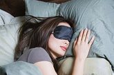 2.“每天保证至少8个小时的睡眠能延长寿命。” 　　正确答案：错！ 　　加州大学的一项研究表明，每天睡眠5-7个小时的人，比每天睡眠超过8个小时或者不足4个小时的人更加长寿。太多的睡眠可能是抑郁症或其他健康问题的诱因。 
