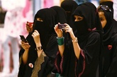 沙特首都利雅得，妇女们为参加独立日庆祝活动的孩子们拍照留念。