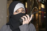 沙特吉达，商场女保安使用对讲机。