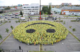 2011年10月9日拉脱维亚上千试图拼出世界最大笑脸从而创造吉尼斯世界纪录，同时也为了庆祝世界微笑日。