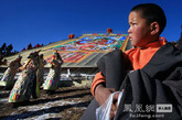 其场面庄严宏大，气势非凡。佛像 是大型的唐卡，是每个寺庙的镇寺之宝。唐卡有多种形式，但都会用到很多天然的颜料象绿松石，珊瑚，金子等等。这些可以是画在纸上，布上，丝绸，羊毛织物上。可以使颜色常年如新，不褪色。（图片来源：凤凰网华人佛教  摄影：古道西丰）