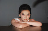 李湘拍摄某高端护肤品广告，身着白色系服装的李湘身姿窈窕，白嫩剔透的皮肤羡煞旁人。