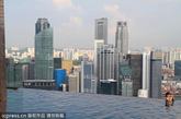 耗资40亿英镑建成的新加坡金沙（Marina Bay Sands）酒店已成为新加坡的新地标，其最引人注目的部分是57层高的露天平台上一座150米长的游泳池，这一长度是一个标准游泳池的三倍。泳池的特殊设计让水体看起来如同延伸至视野的边际，但实际上，泳池的边缘被设计成在水平面之下的几厘米处，溢出的水会流到下方的一个集水池中，再被泵回泳池内。这种设计灵感来源于印度尼西亚巴厘岛上的水稻梯田。