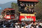 日本大津祭节 市民拉动彩车场面火爆