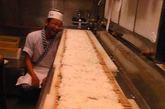 日本一家名叫“Umewaka"的餐馆为顾客供应世界最大的寿司卷，这个巨大的寿司卷，耗费了20多种食材，长达2米，重约6公斤。据说是平时20多人吃的量。一个这样的超大寿司卷，售价是15000日元。