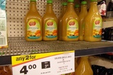 旁边货架上的果汁正在促销，两瓶售价4澳币，每升1澳币