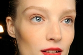 新娘妆流行趋势第三招：推荐妆容重点：超艳丽红唇。