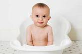 ⑥ 低体重儿要慎重洗澡。低体重儿通常指出生体重小于2500克的宝宝。这类宝宝大多为早产儿，由于发育不成熟，生活能力低下，皮下脂肪薄，体温调节功能差，很容易受环境温度的变化出现体温波动。所以对这类特殊的宝宝要慎重决定是否给以洗澡。

