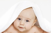
④ 当宝宝发生皮肤损害时不宜洗澡。宝宝有皮肤损害，诸如脓疱疮、疖肿、烫伤、外伤等，这时不宜洗澡。因为皮肤损害的局部会有创面，洗澡会使创面扩散或受污染。

