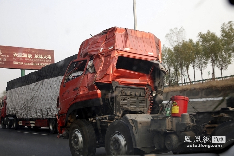 高速路实拍变形卡车 撞成这样还能开