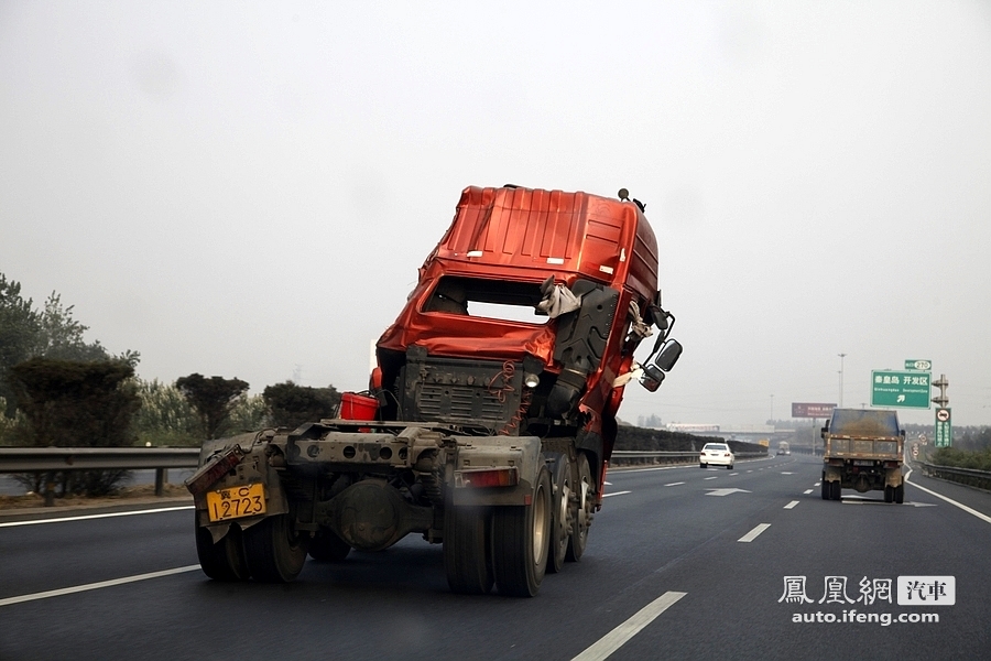 高速路实拍变形卡车 撞成这样还能开